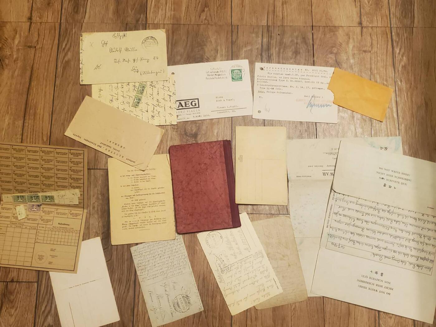 韵星假日军品类拍卖第40期 -- Rimey Holidays Militaria Auction 40 Nazi德国二战士兵穆勒鲁道夫套证 -- 带有nazi经典红本帝国劳工阵线证 1940二战时期枪械受训设计证书 1945-1946美国占领德国颁发战俘证明和释放证明 其家庭一战时期明信片 其本人二战时期军邮明信片等 原主出生于一战 在二战既有民事服务和军事服务 后被美军俘虏并释放 证书保存完好  