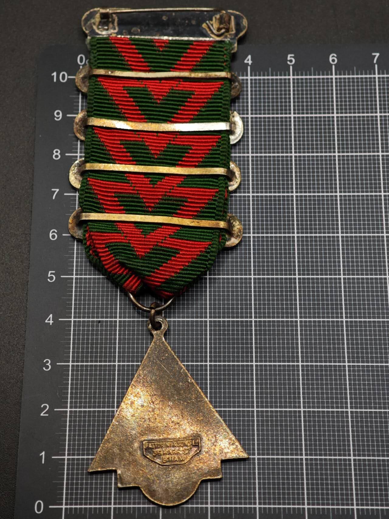  【淘币小摊】限时拍第八百六十八拍   章牌场   年前最后一周之前预留8号9号全部发出请更换最新收货地址不方便收货的请勿参拍或者顺丰到付  英国安全驾驶奖章