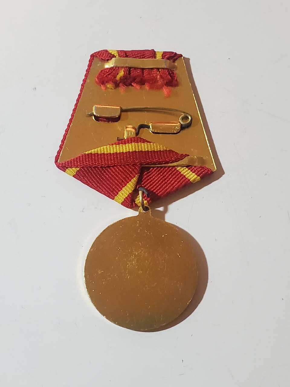 韵星假日军品类拍卖第40期 -- Rimey Holidays Militaria Auction 40 越南社会主义共和国决胜军旗奖章 最高级奖章