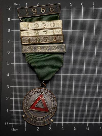  【淘币小摊】限时拍第八百六十八拍   章牌场   年前最后一周之前预留8号9号全部发出请更换最新收货地址不方便收货的请勿参拍或者顺丰到付  - 英国安全驾驶奖章