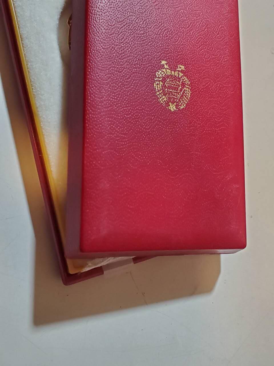 韵星假日军品类拍卖第40期 -- Rimey Holidays Militaria Auction 40 匈牙利人民共和国Pentz Janos金级为祖国服务奖章带证书带盒一套 镀金和珐琅都完好