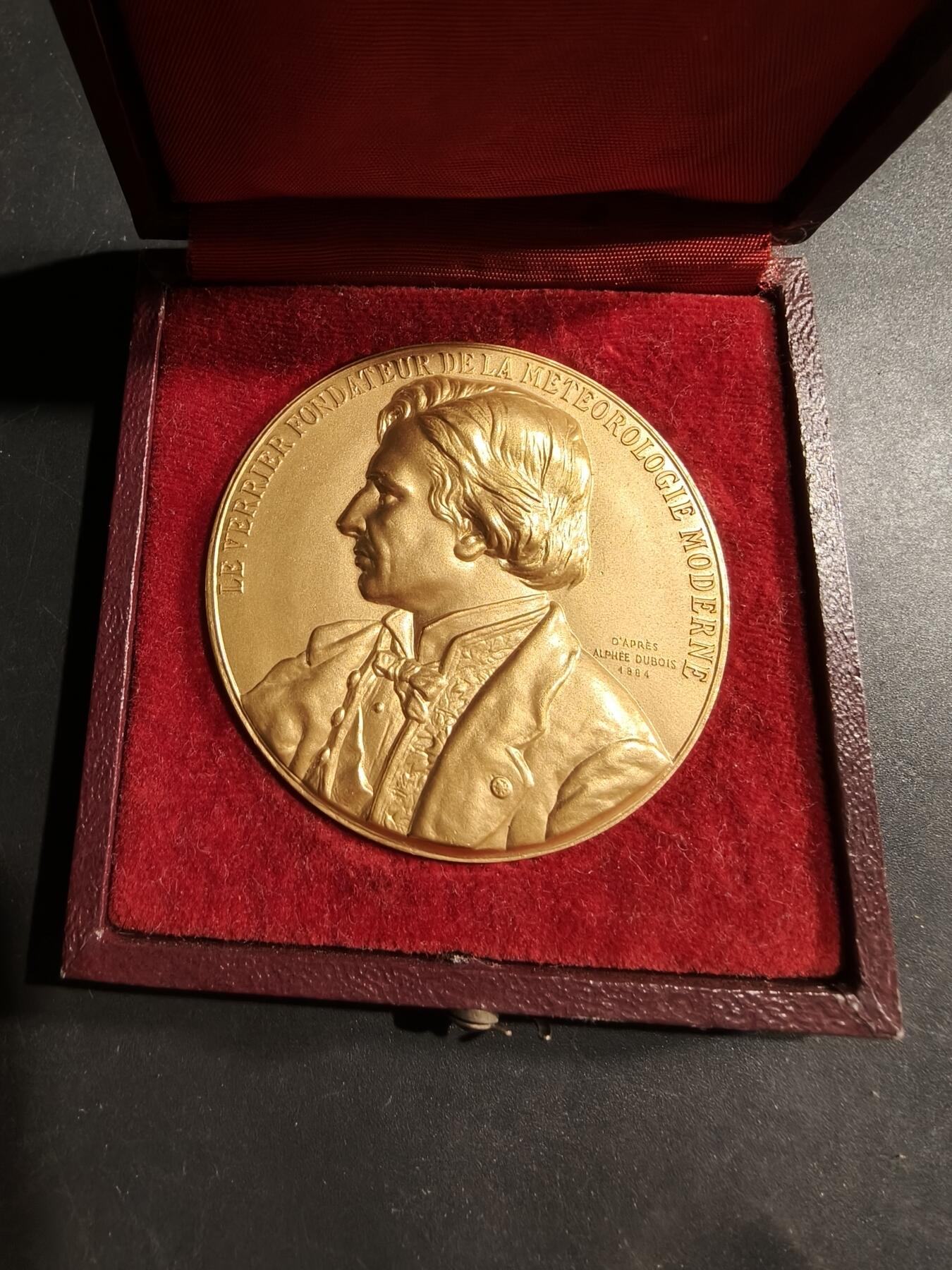 老王徽章第181期 法国现代气象学创始人勒维耶镀金大铜章     原盒     直径54mm     重量75.1g