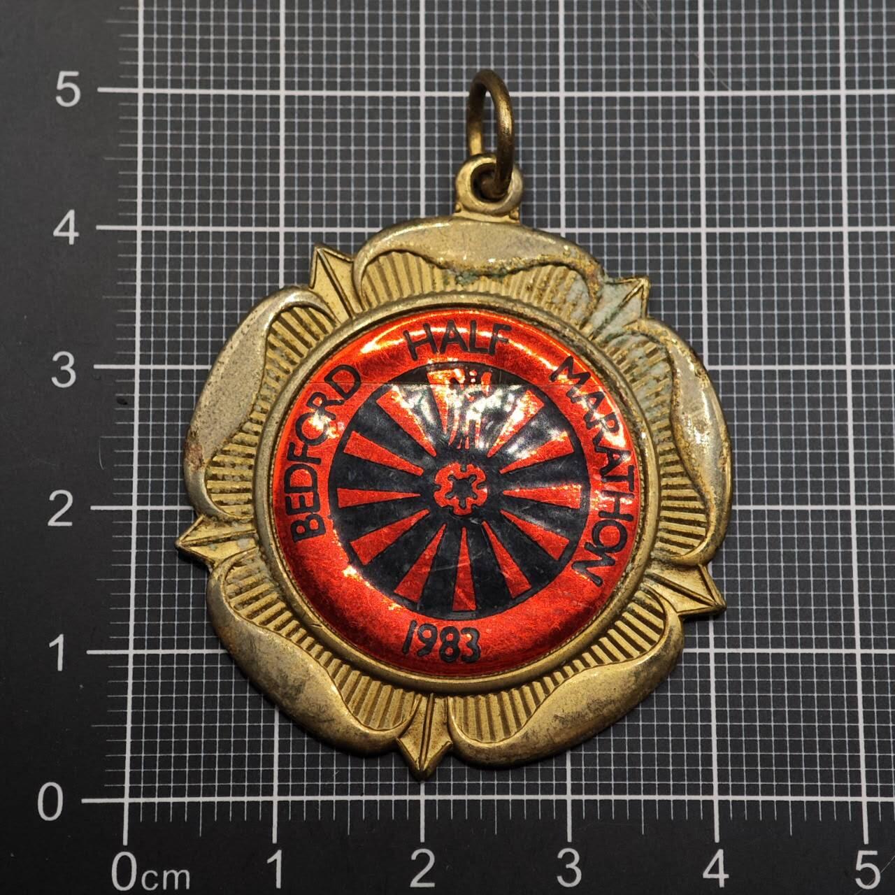  【淘币小摊】限时拍第八百六十八拍   章牌场   年前最后一周之前预留8号9号全部发出请更换最新收货地址不方便收货的请勿参拍或者顺丰到付  英国贝德福德半程马拉松纪念章