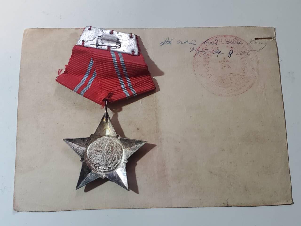 韵星假日军品类拍卖第40期 -- Rimey Holidays Militaria Auction 40 越南南方共和国（越共）越战战时二级解放战时勋章带证一套 早期白铜镀银版本 非后期铝制作 很厚重