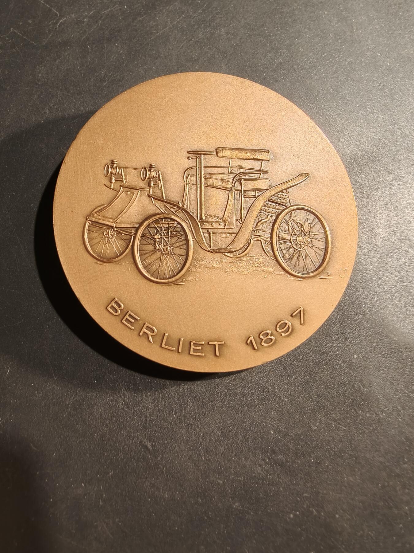 老王徽章第181期 法国贝利埃汽车公司大铜章     原盒     贝利埃是一家法国汽车制造商，成立于1899年，创始人贝利埃于1897年制造了第一辆汽车，该公司于1980年被雷诺公司收购       原盒     直径64mm     重量150.5g