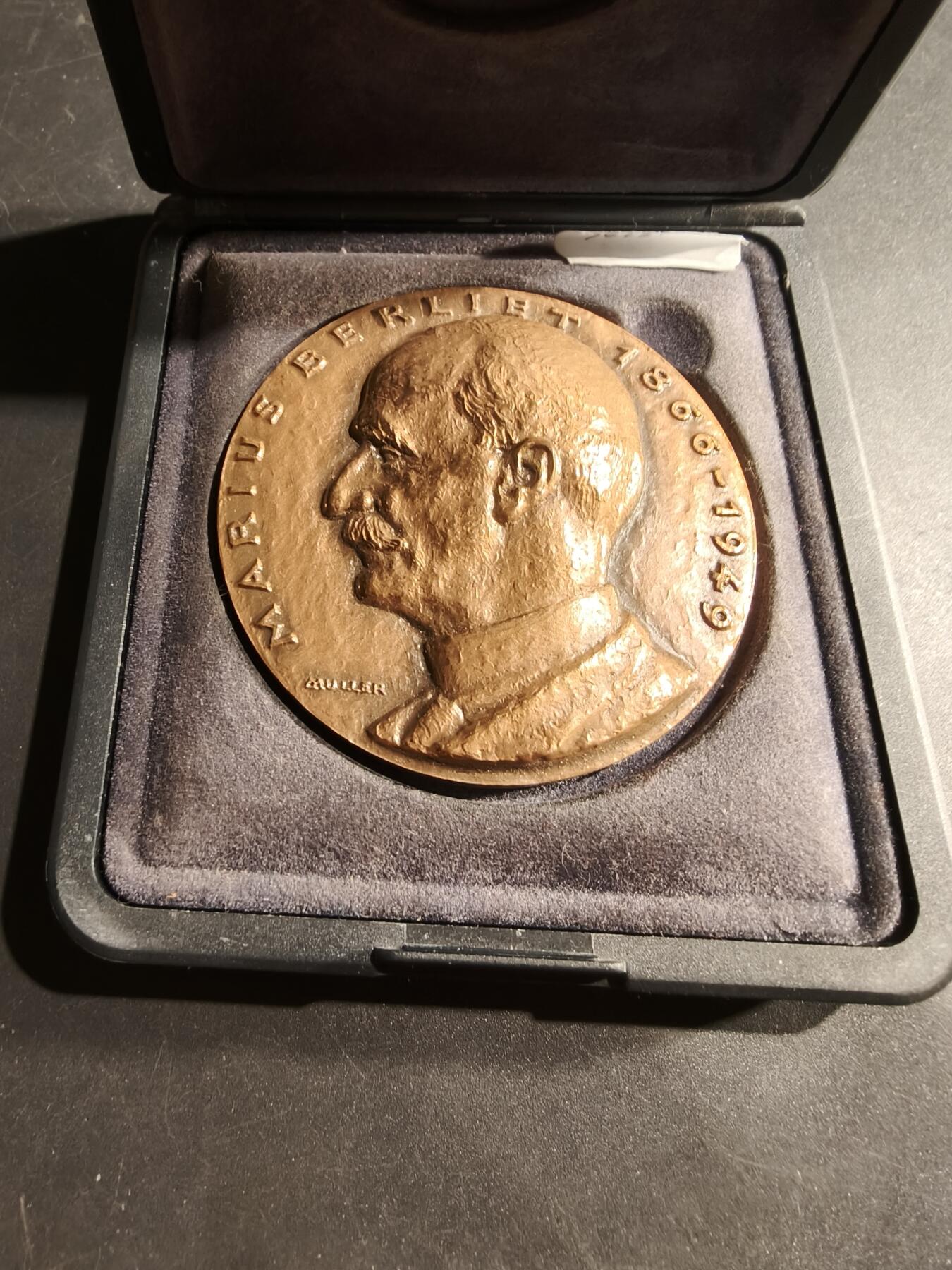 老王徽章第181期 法国贝利埃汽车公司大铜章     原盒     贝利埃是一家法国汽车制造商，成立于1899年，创始人贝利埃于1897年制造了第一辆汽车，该公司于1980年被雷诺公司收购       原盒     直径64mm     重量150.5g