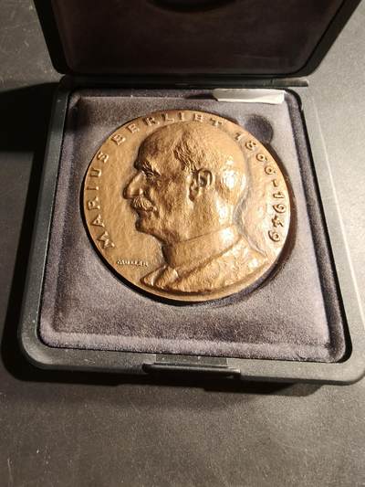 老王徽章第181期 - 法国贝利埃汽车公司大铜章     原盒     贝利埃是一家法国汽车制造商，成立于1899年，创始人贝利埃于1897年制造了第一辆汽车，该公司于1980年被雷诺公司收购       原盒     直径64mm     重量150.5g