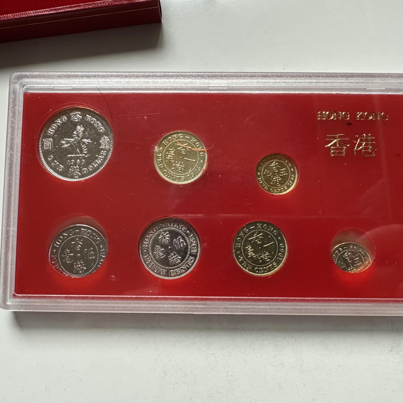 🌹外币初藏🌹🐯2026年第18场 快递将在12号停运 年前需发货的抓紧 ，年后正月十五恢复发货 香港老版套币收藏礼盒 盒子铰链坏了