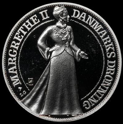 修遠堂世界钱币第104期 -  1997年丹麦-玛格丽特二世女王登基 25 周年纪念200克朗精制银币，31.10g，999银