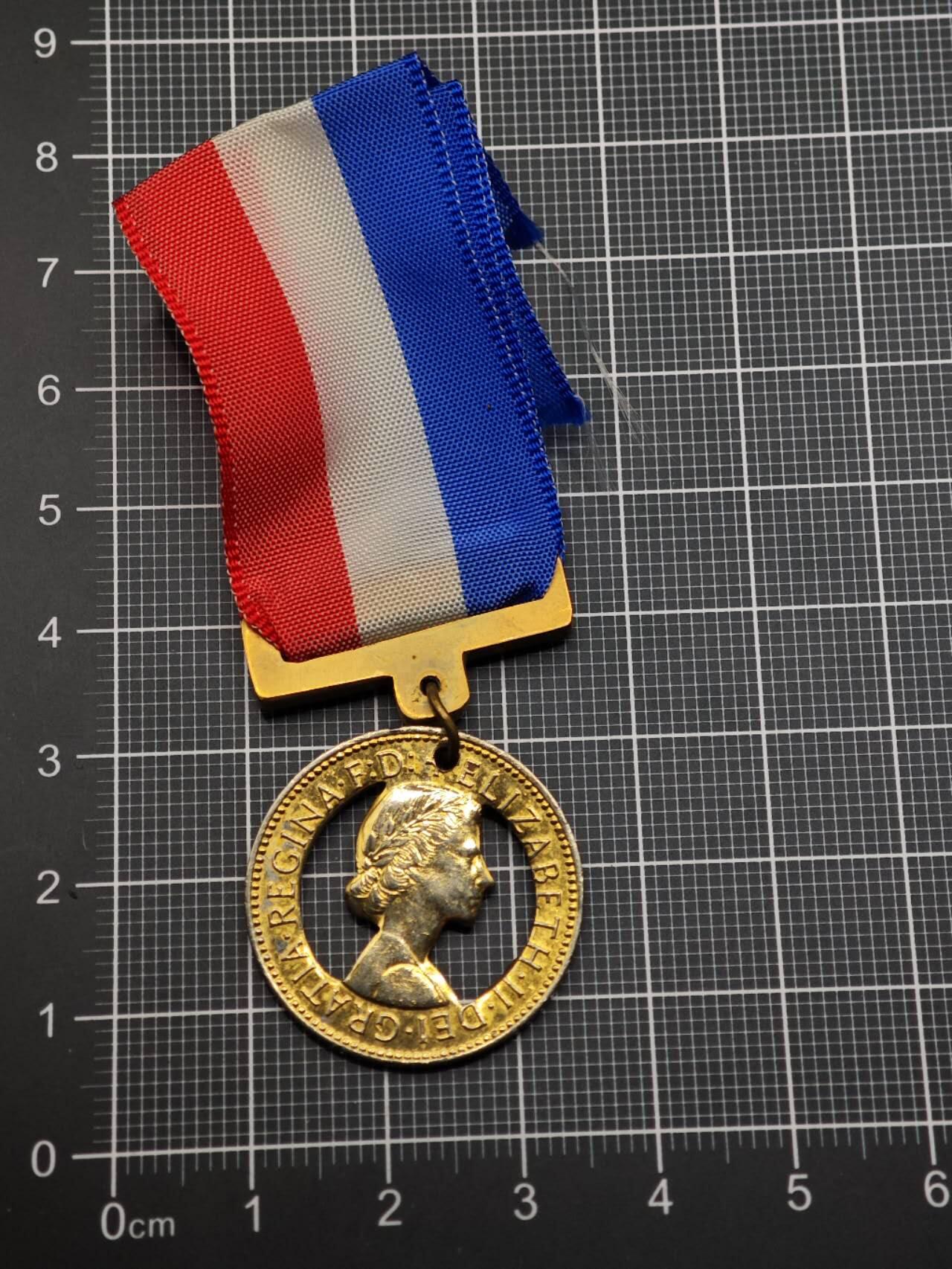  【淘币小摊】限时拍第八百六十八拍   章牌场   年前最后一周之前预留8号9号全部发出请更换最新收货地址不方便收货的请勿参拍或者顺丰到付  英国便士改造纪念章