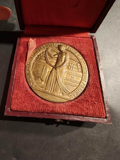 老王徽章第181期 - 法国电气安装工会大铜章    原盒     直径50mm     重量56.6g