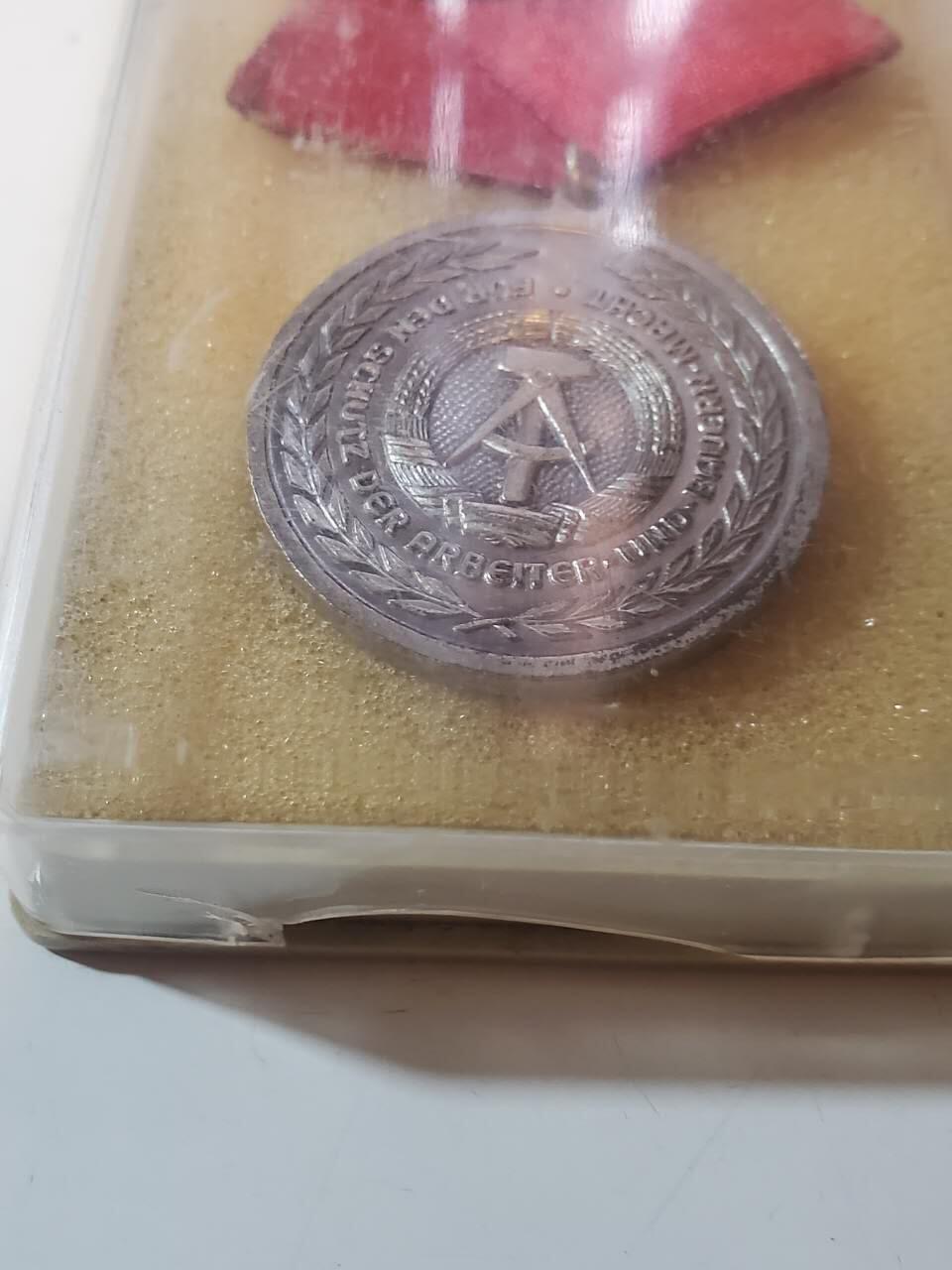 韵星假日军品类拍卖第40期 -- Rimey Holidays Militaria Auction 40 民主德国工人阶级战斗队成立二十周年奖章带工战队略和原盒 好品 铜镀银 非常厚重 颁发给在工战队20年对工战队有突出贡献的人士和资深士兵 少见类 