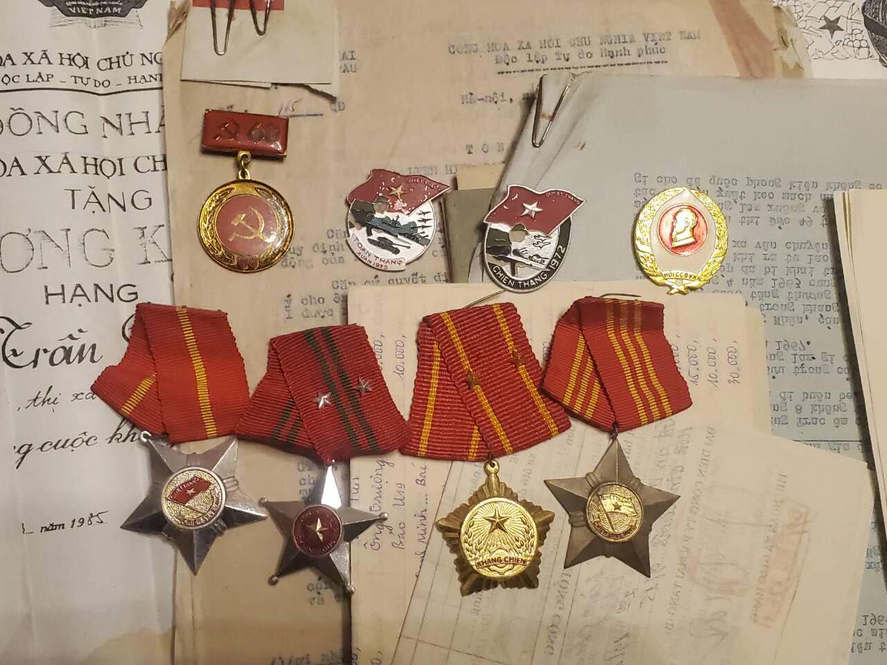 韵星假日军品类拍卖第40期 -- Rimey Holidays Militaria Auction 40 越南越战军官河内地区干部陈勇新大全套（详情见拍品介绍）