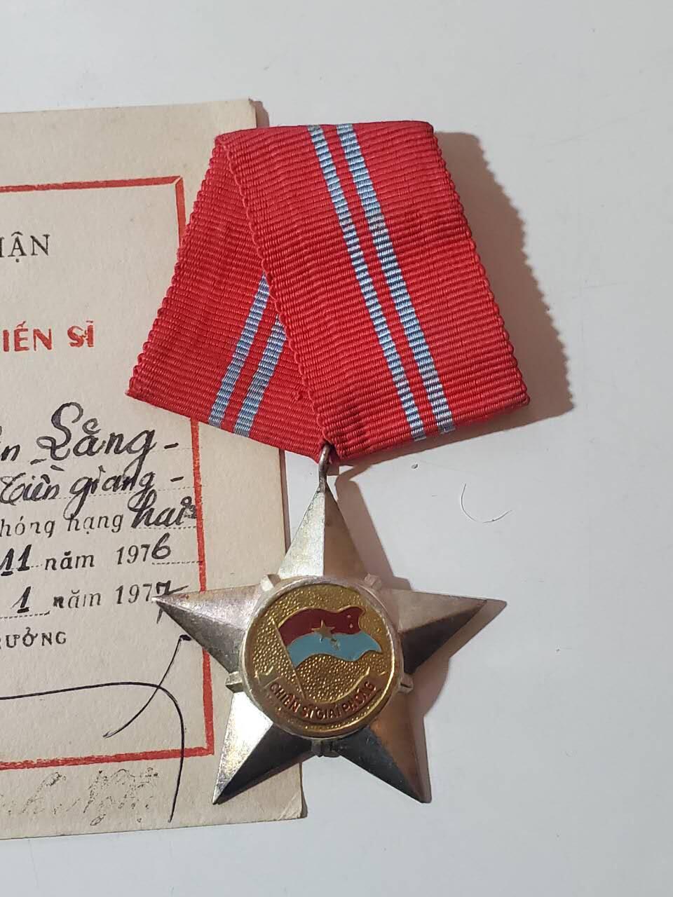 韵星假日军品类拍卖第40期 -- Rimey Holidays Militaria Auction 40 越南南方共和国（越共）越战战时二级解放战时勋章带证一套 早期白铜镀银版本 非后期铝制作 很厚重