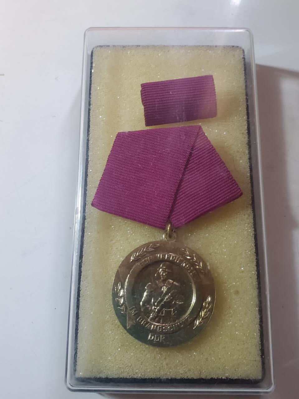 韵星假日军品类拍卖第40期 -- Rimey Holidays Militaria Auction 40 民主德国消防功绩奖章带原盒略一套 高级奖章少见 铜镀金 颁发给资深消防员或者领导层且对消防事业有积极贡献