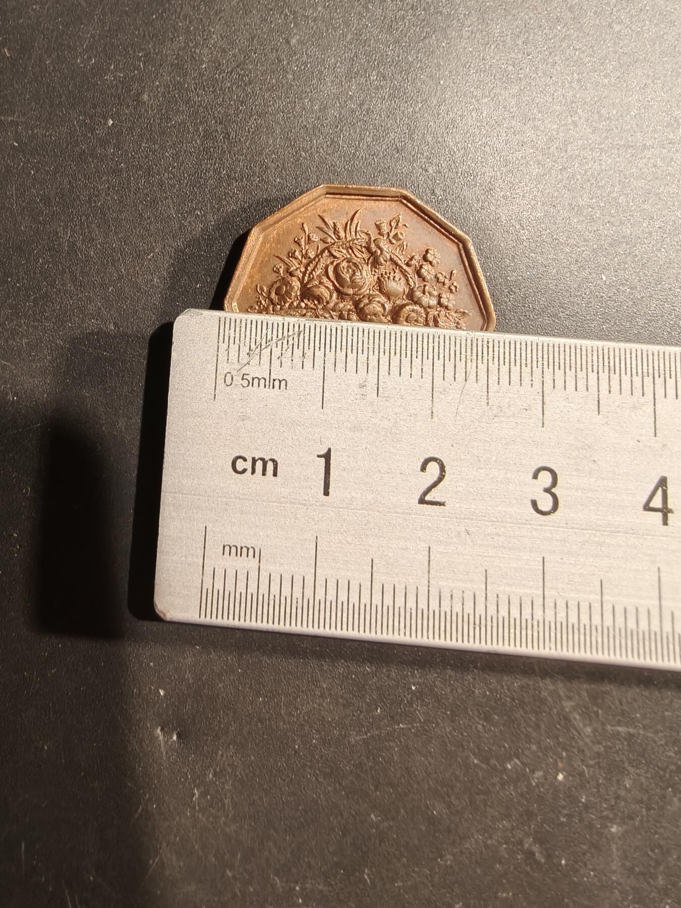 老王徽章第181期 法国国家园艺学会铜八角代章    原盒     直径26mm    重量5.8g