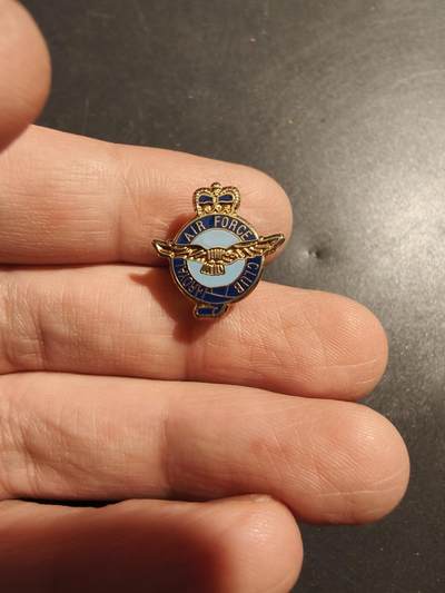 老王徽章第181期 - 英国皇家空军军官协会证章    女王时期