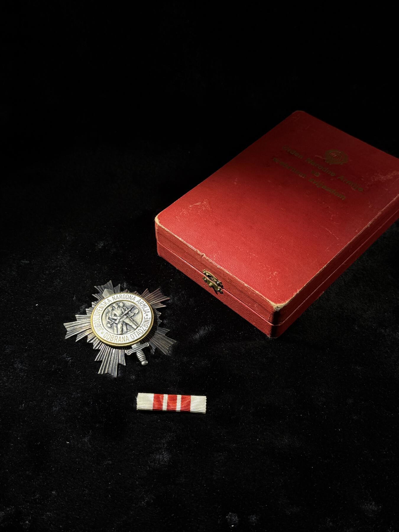 欢庆春节！戎马世界章牌大赏第111期春节大拍 南斯拉夫三级人民军勋章，银制，早期滚边礼盒薄章体版本，盒扣缺失