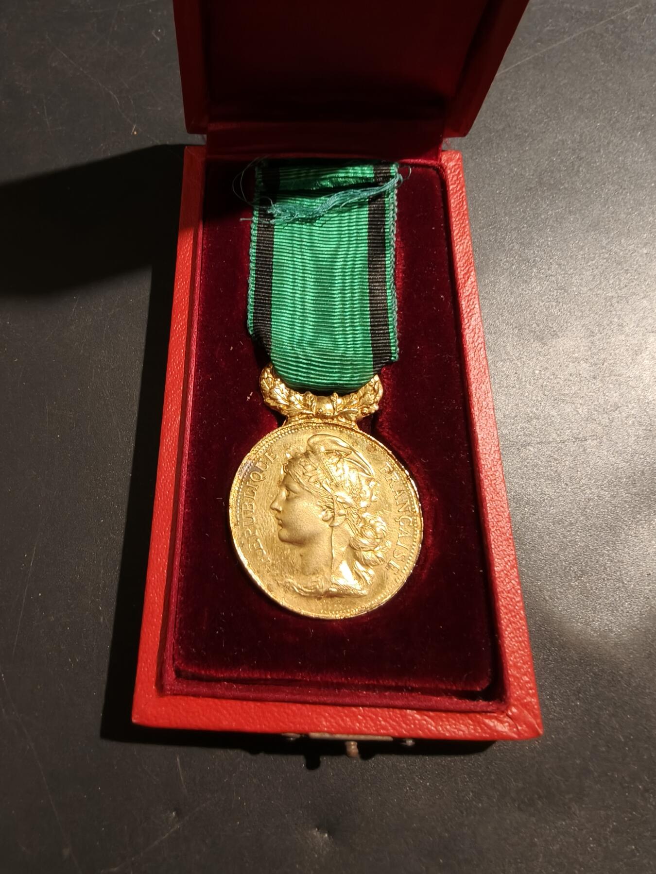 老王徽章第181期 法国金级促进公益协会纪念章     原盒实发   盒子带获得者姓名    1919年实发