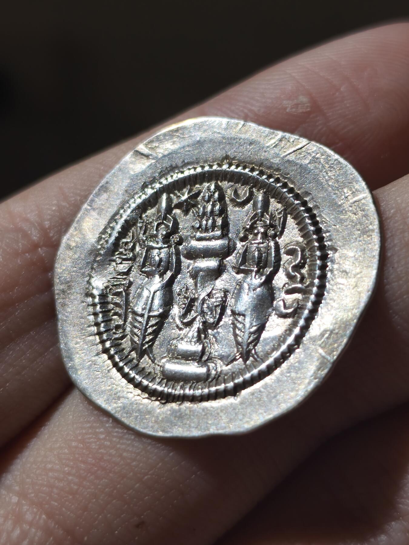 星盘世界钱币二月二十一日初五 世界古典币春节精品大拍 祝各位藏友马年大吉-新年新气象！ 古波斯萨珊帝国 1德拉克马银币 库思老一世 波斯雄主 中期萨珊在为最长的统治者，在位长达48年 查士丁尼头号大敌