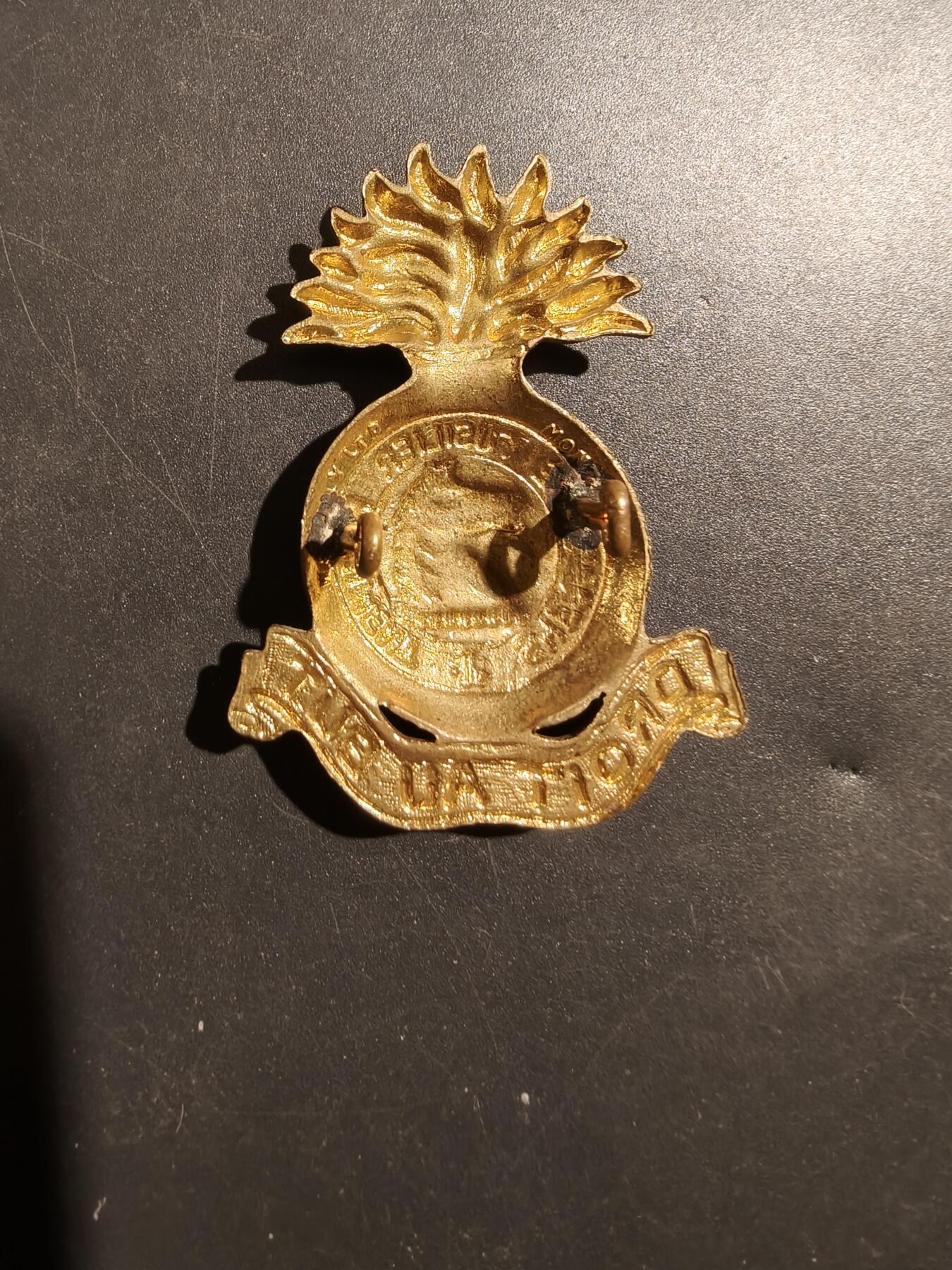 老王徽章第181期 英联邦加拿大舍布鲁克燧发枪团(第27装甲团)帽徽     二战时期     该团参加了1944年诺曼底登陆日行动   该团有63辆坦克和805名士兵登陆 