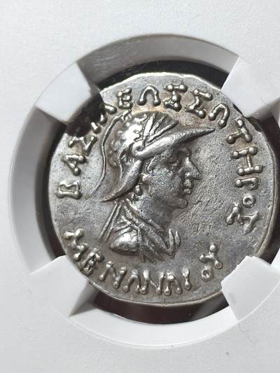 精品典藏！印度希腊佛教护法王之一 - 米南德一世四德拉克马银币，TQG评级xf打制满分，铭文齐全，一步到位的品种，这一枚非常有趣，雅典娜周围有一圈珠圈。非常少见的例子，没有找到同类型的type ，带有一些淡淡的彩色，令人愉悦的包浆