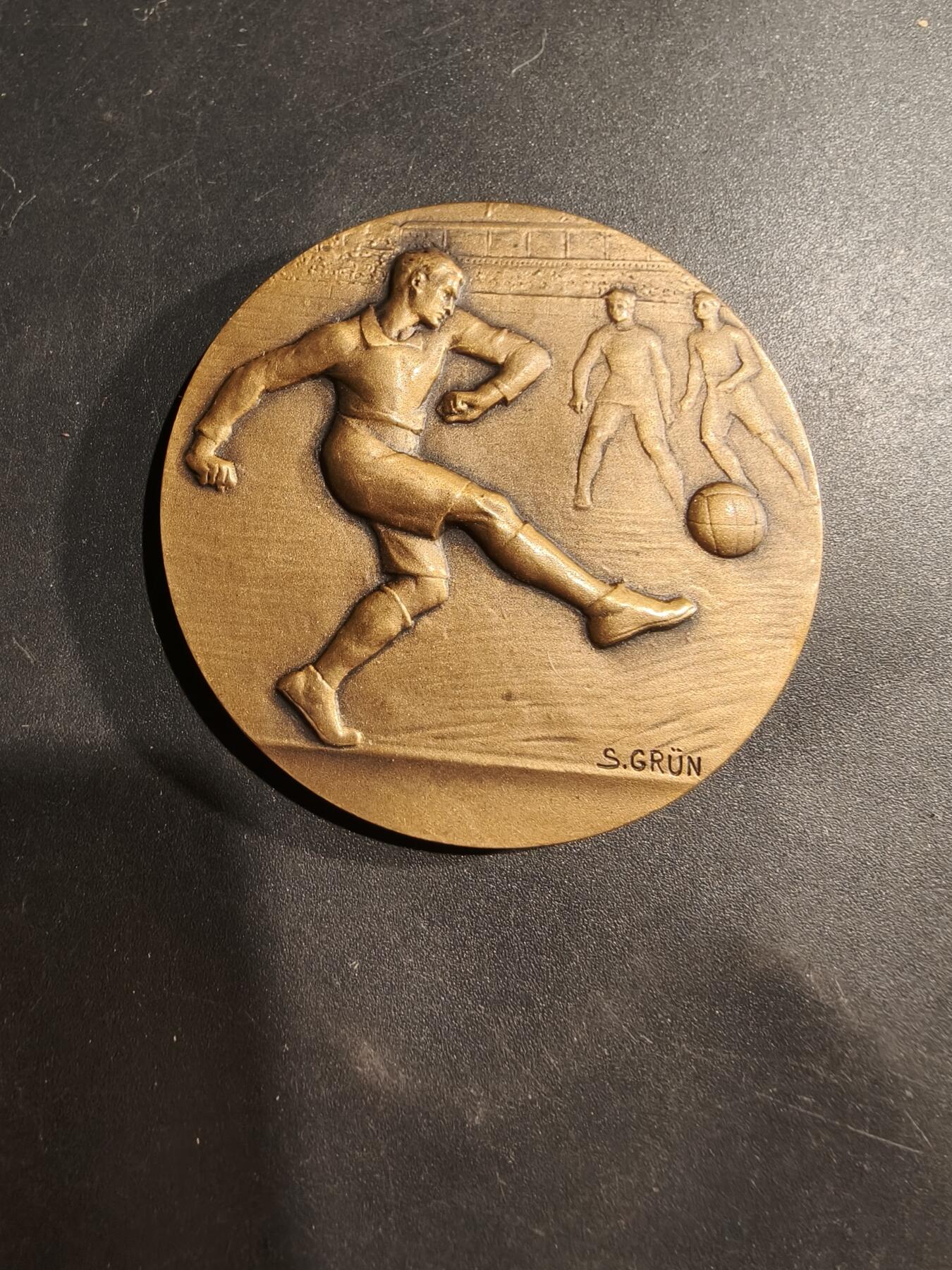 老王徽章第181期 法国足球运动大铜章   原盒     直径50mm    重量61.2g