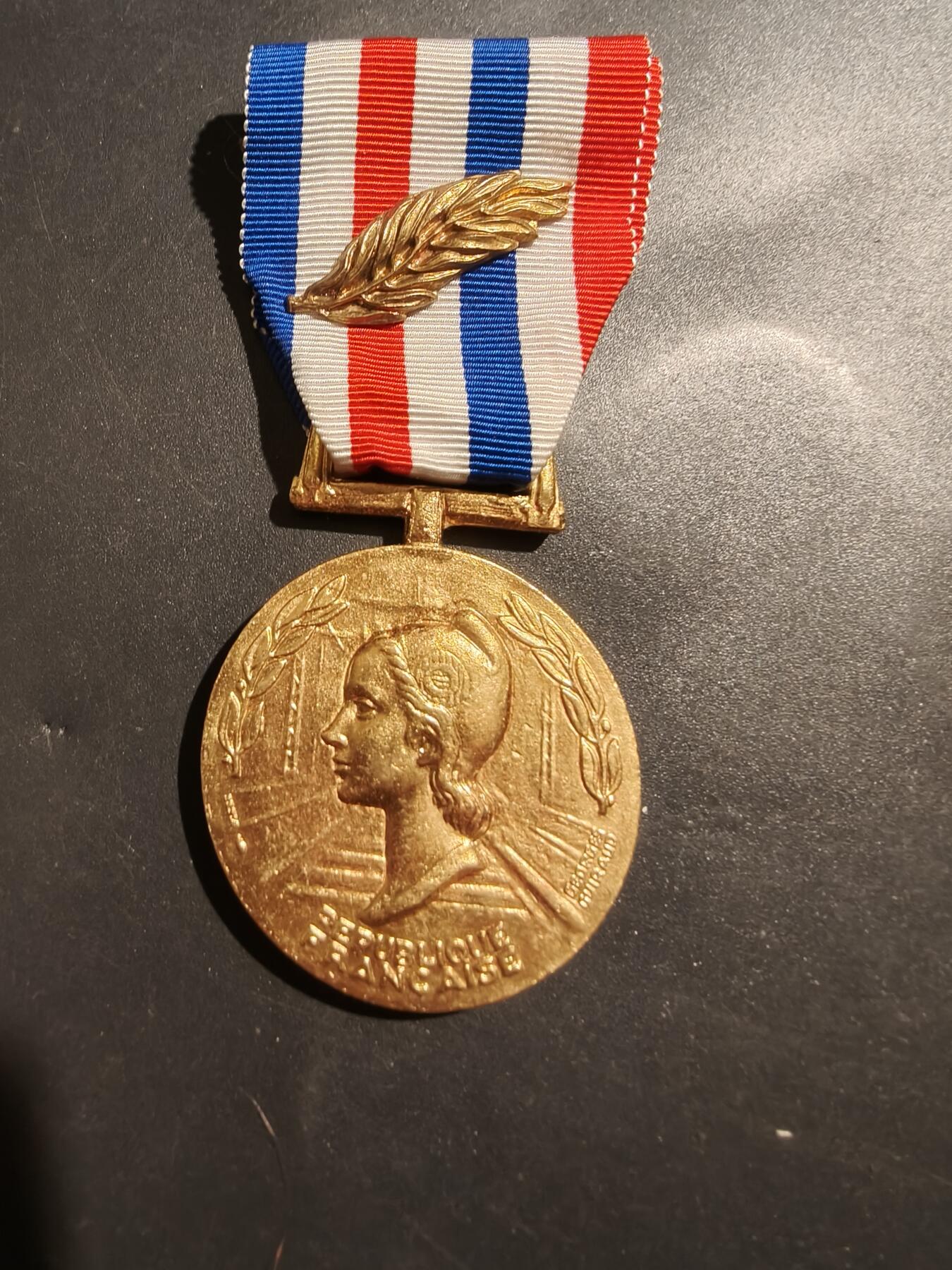 老王徽章第181期 法国金级铁路服务奖章    金棕榈勋饰   原盒    1977年实发