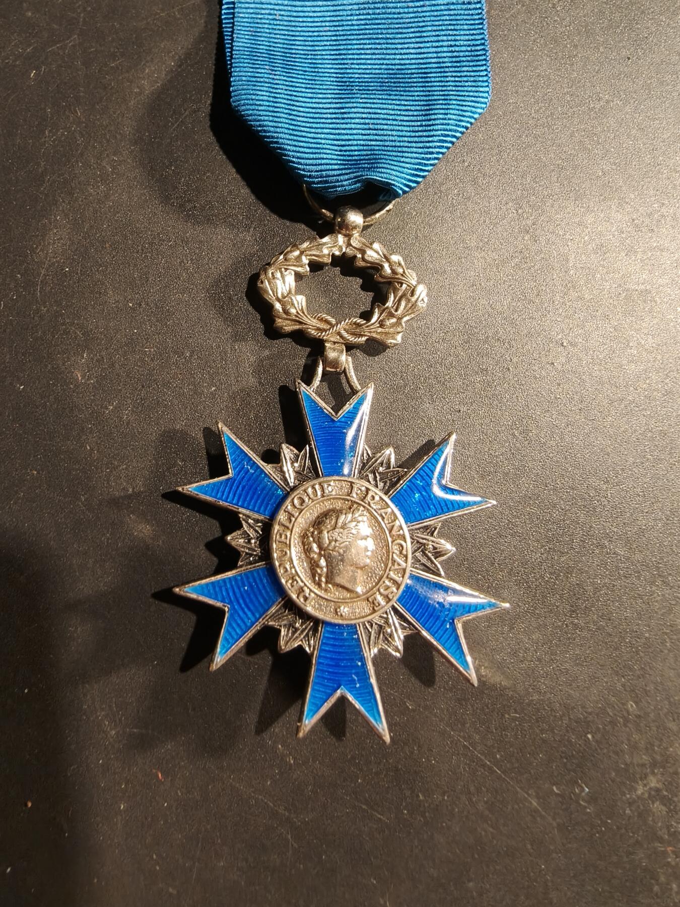 老王徽章第181期 法国骑士级国家功勋勋章    原盒    早期950银质珐琅     28.4g