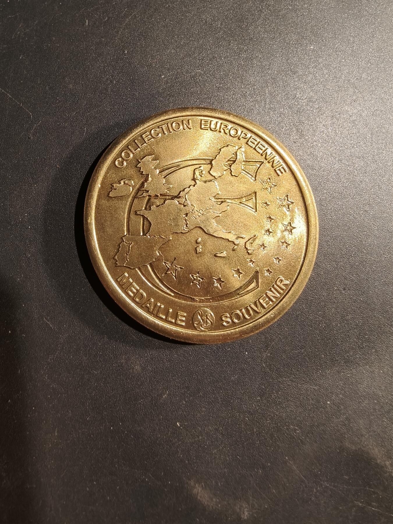 老王徽章第181期 法国布列塔尼议会宫代章     直径45mm    重量39.3g