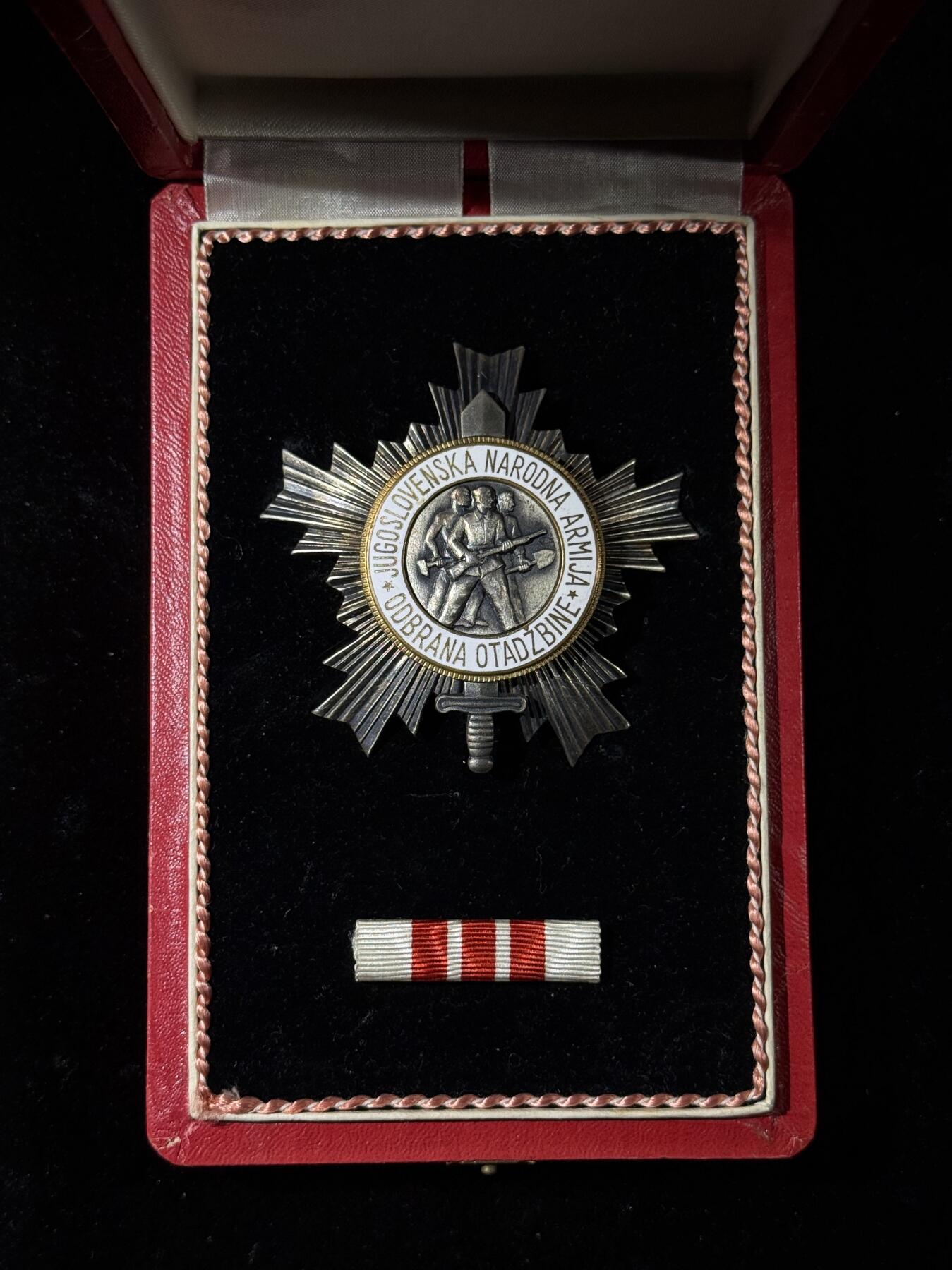 欢庆春节！戎马世界章牌大赏第111期春节大拍 南斯拉夫三级人民军勋章，银制，早期滚边礼盒薄章体版本，盒扣缺失