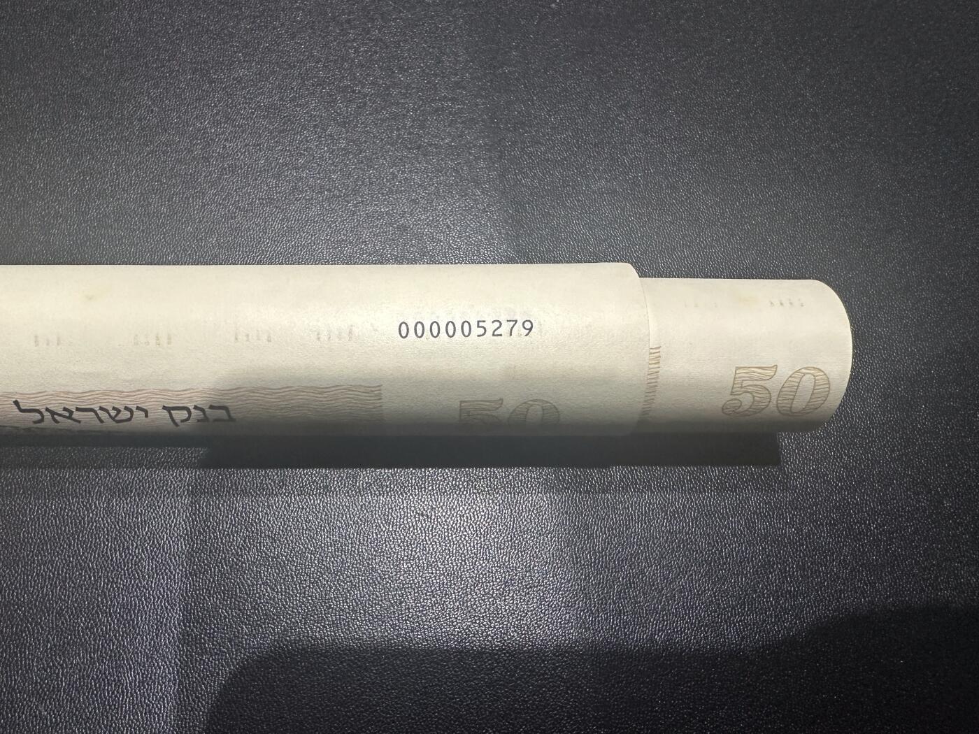 《外钞收藏家》第六百一十期（新年假期场/年后快递恢复正常再发货）（长期征集拍品、欢迎藏友们联系合作） 1978年以色列50 连体钞12连体 共四张一起 基本全新但边上有黄斑 