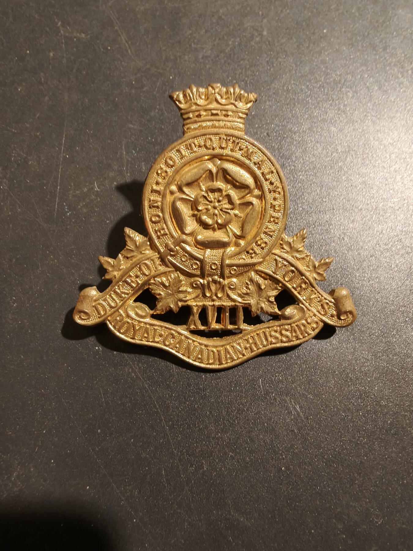 老王徽章第181期 英联邦加拿大第17约克公爵皇家加拿大骠骑兵团帽徽     二战时期    该团是第3加拿大步兵师的师属侦察团 