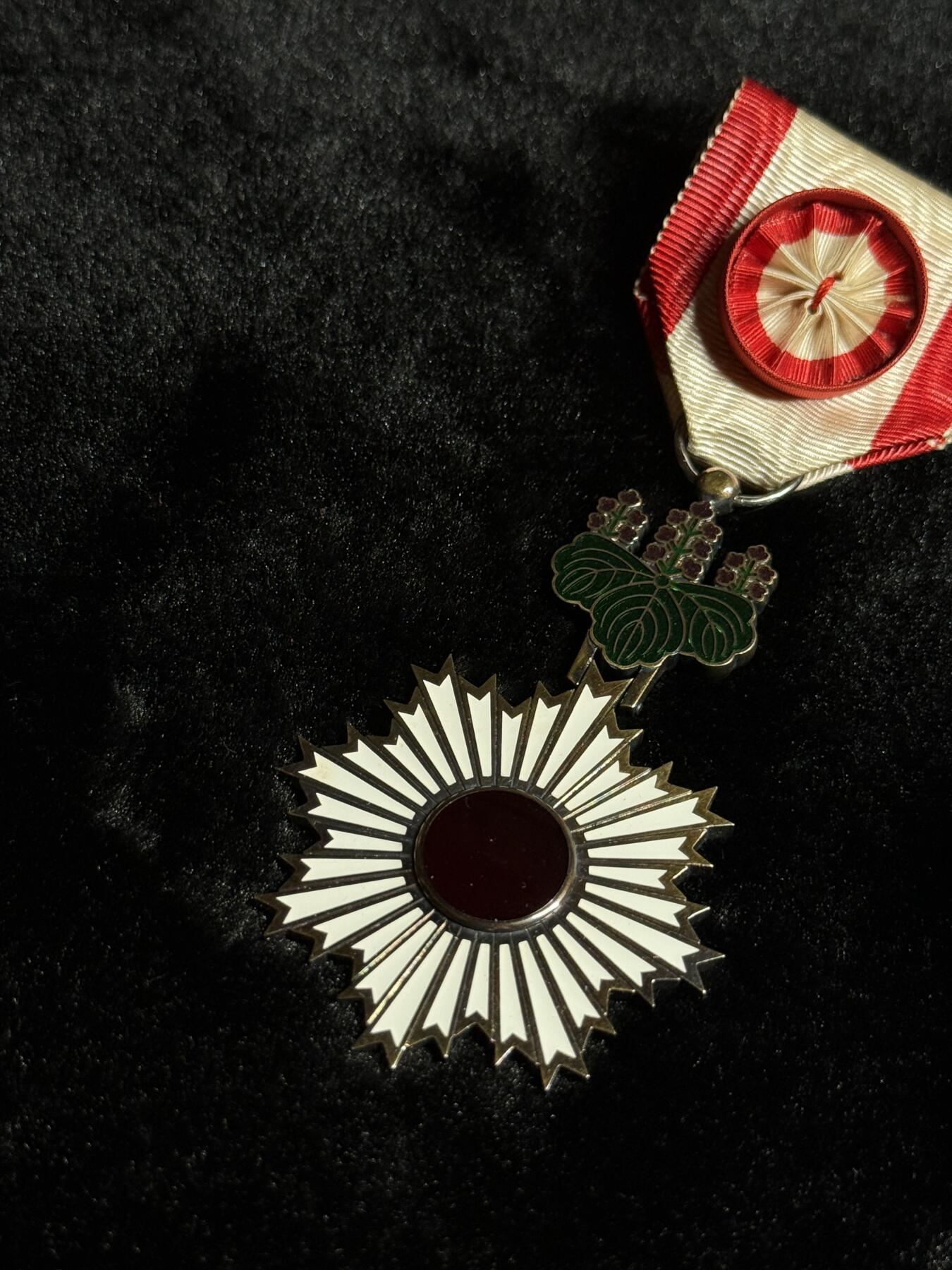 欢庆春节！戎马世界章牌大赏第111期春节大拍 日本勋四等旭日章，银字盒