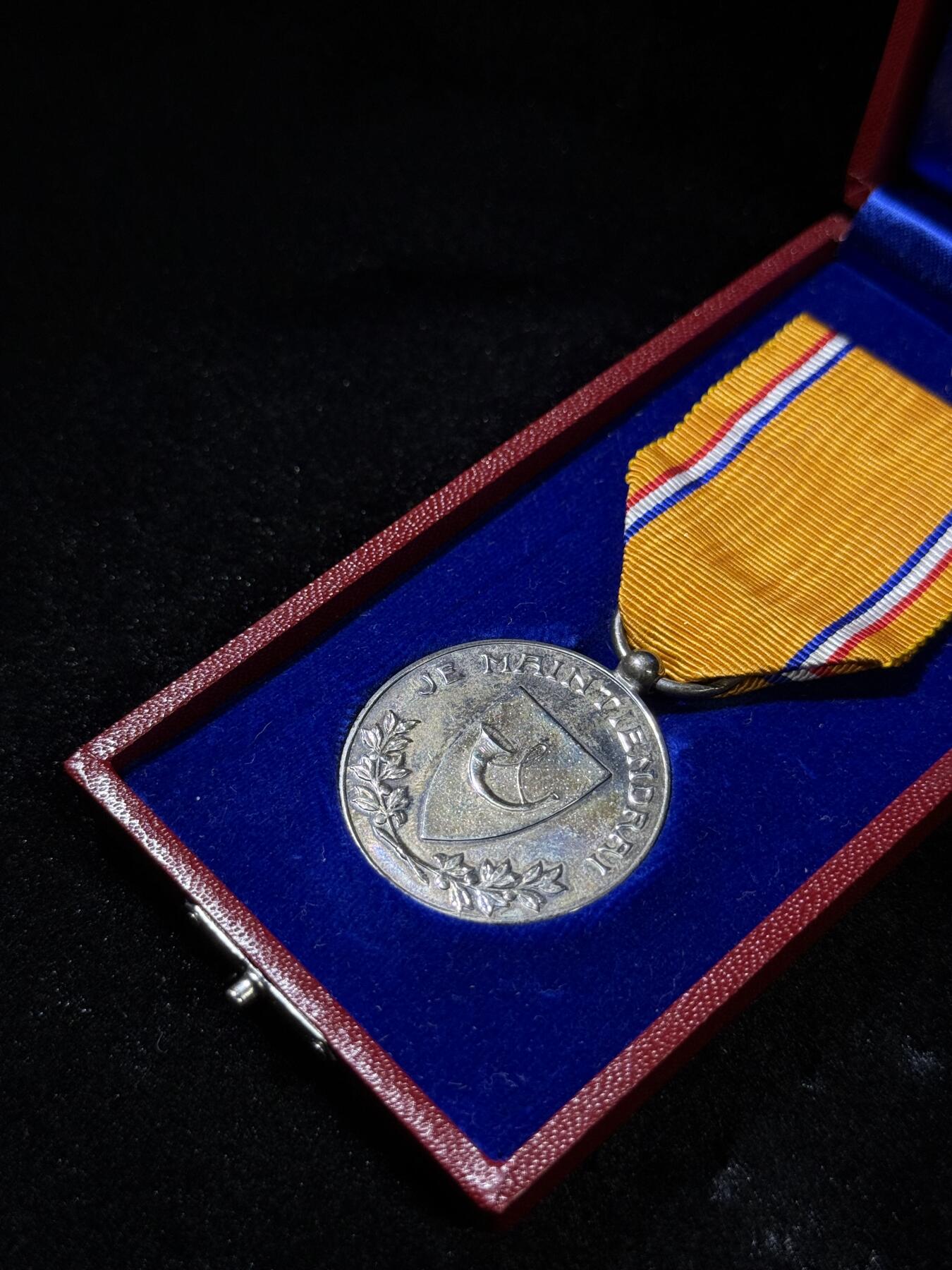 欢庆春节！戎马世界章牌大赏第111期春节大拍 荷兰银级王冠奖章 授予为奥兰治王室有特殊贡献的外国人 银制18克左右 原盒 