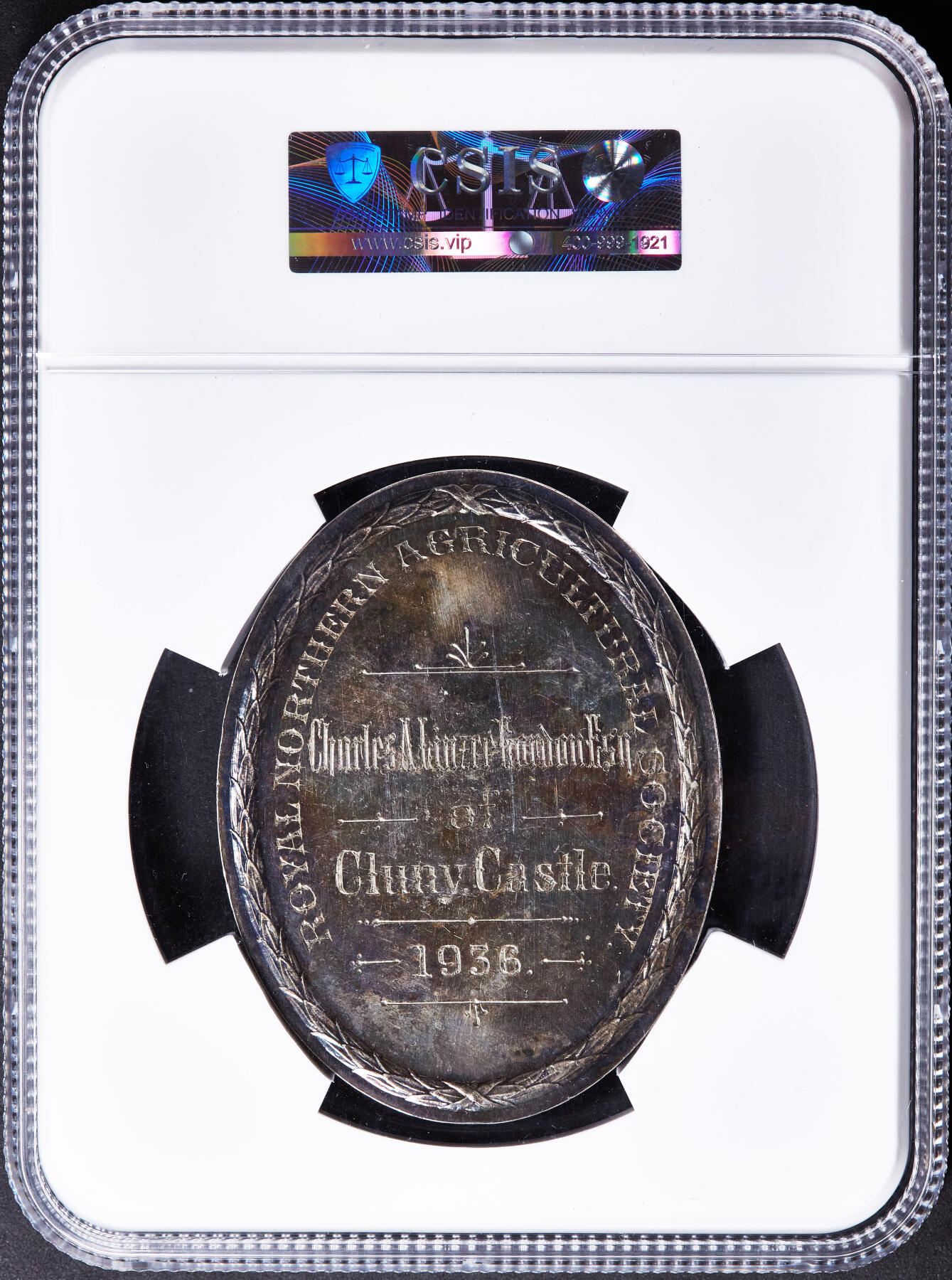 【俄甄集藏】马年新春第一拍 2026年(048)02-25星期三 晚 19:30 全场包邮 英国1936年苏格兰皇家北方农业协会-畜牧业“杜西永久挑战杯”椭圆形大银章，信泰 MS64，尺寸：83mm×65mm，重124.4克，授予苏格兰阿伯丁郡的查尔斯·亚历山大·戈登，五彩老包浆，划痕为外盒上的