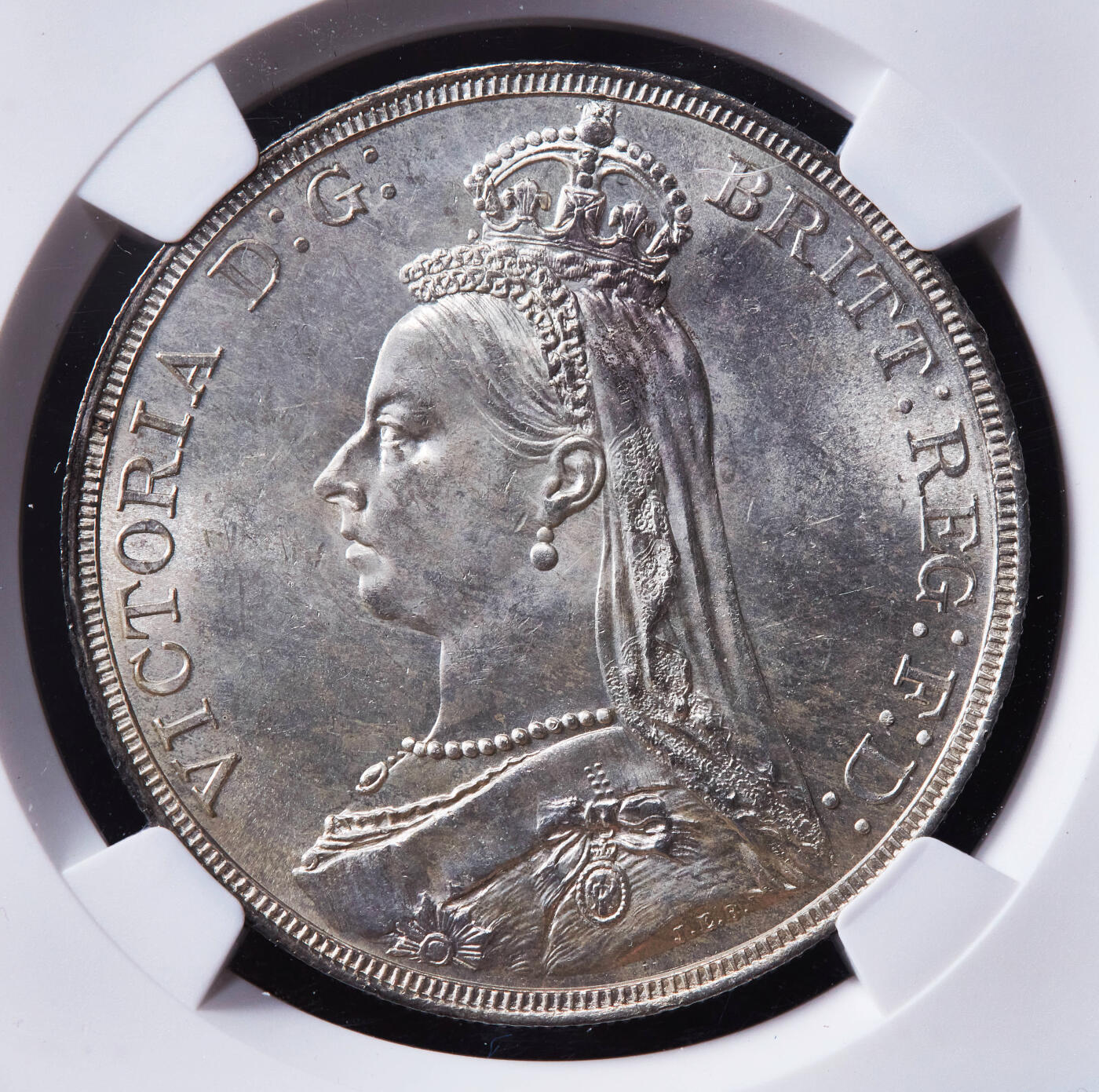 【俄甄集藏】马年新春第一拍 2026年(048)02-25星期三 晚 19:30 全场包邮 英国1887年维多利亚高冠马剑1克朗大银币，NGC MS63，黄油彩，转光品相，经典品种