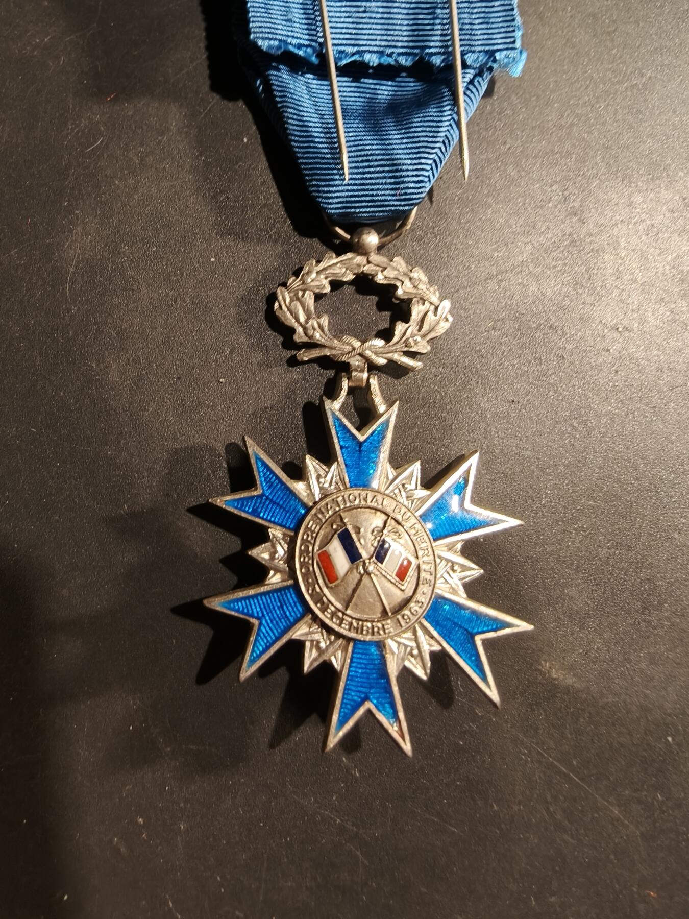 老王徽章第181期 法国骑士级国家功勋勋章    原盒    早期950银质珐琅     25.2g