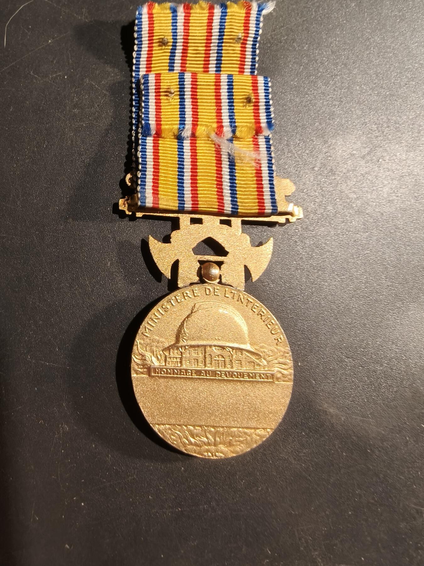 老王徽章第181期 法国金级消防员服役奖章    950银镀金    18.1g