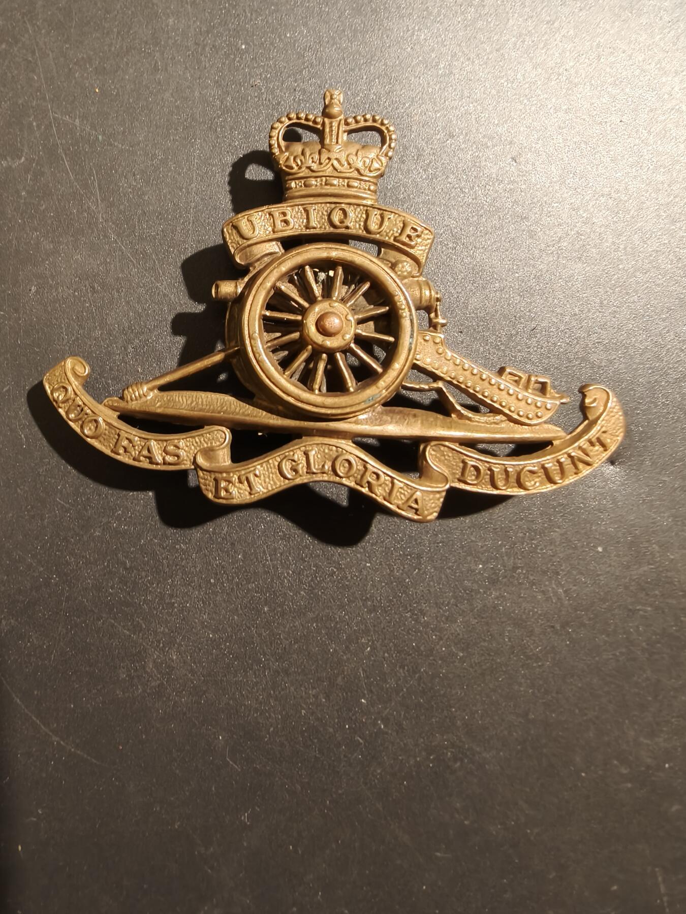 老王徽章第181期 英国皇家炮兵帽徽    女王早期版