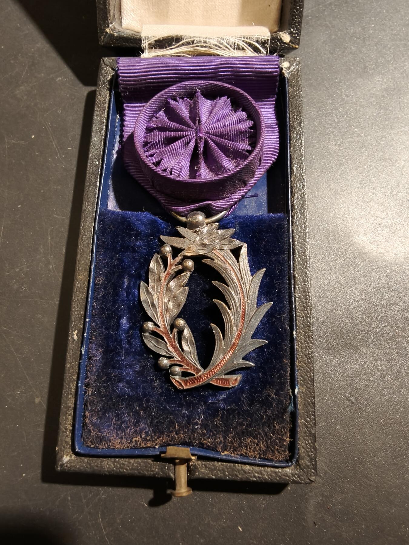 老王徽章第181期 法国军官级棕榈叶勋章    原盒    三共早期珠宝商Kretly制造     野猪头银标     银质镀金珐琅    盒子有点扣不紧