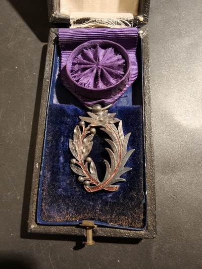 老王徽章第181期 - 法国军官级棕榈叶勋章    原盒    三共早期珠宝商Kretly制造     野猪头银标     银质镀金珐琅    盒子有点扣不紧