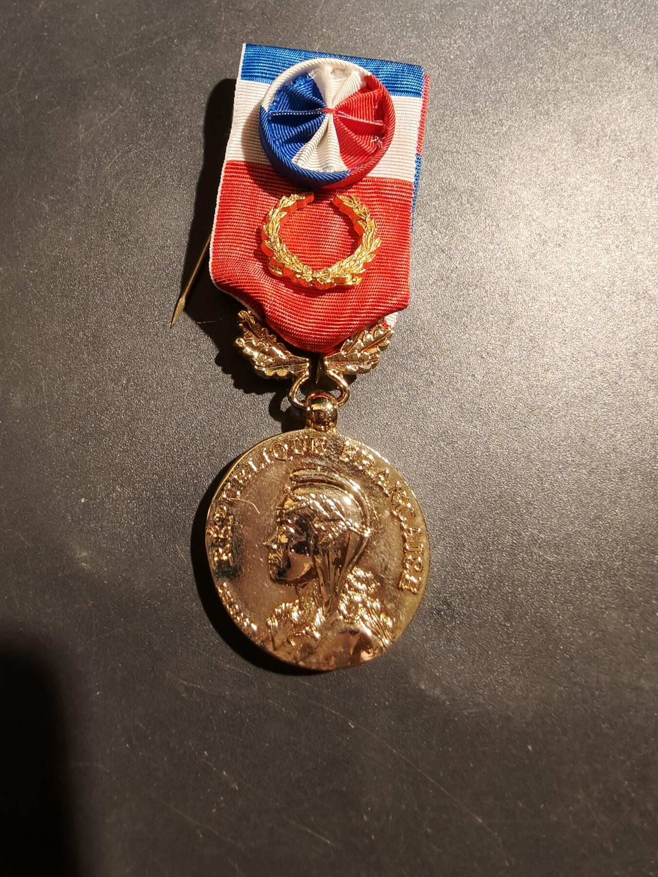 老王徽章第181期 法国金级工商部劳动荣誉奖章    2007年实发    金花环勋饰