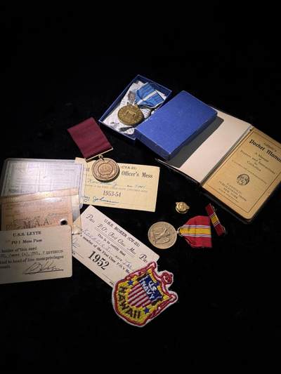 欢庆春节！戎马世界章牌大赏第111期春节大拍 - 美国海军奖章套章，包括良好服役奖章、本土防御奖章以及朝鲜战争奖章，附带得主在不同舰船服役时的就餐卡与圣经