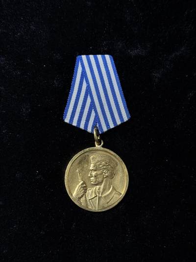 欢庆春节！戎马世界章牌大赏第111期春节大拍 - 南斯拉夫勇敢奖章，萨版