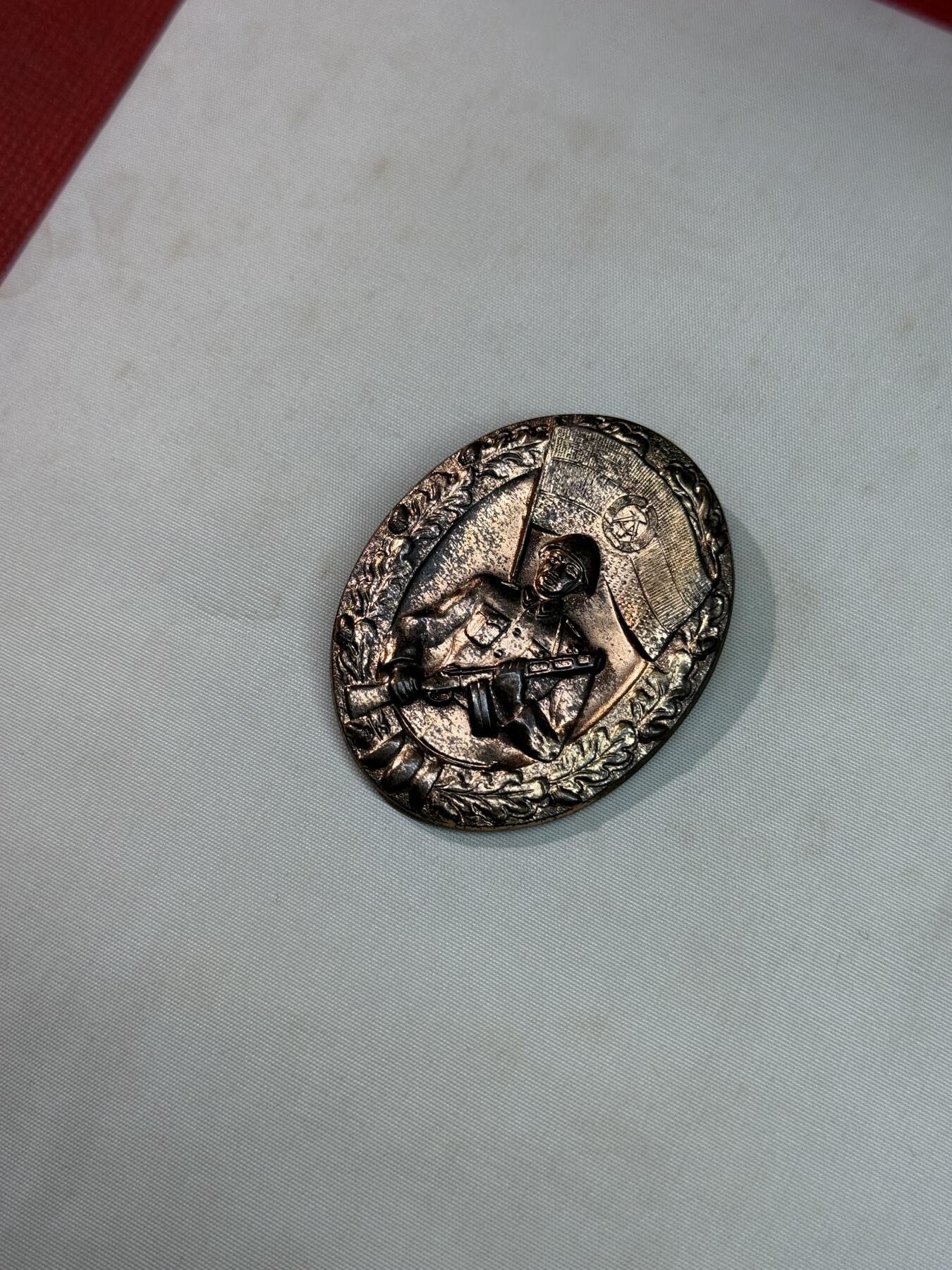 欢庆春节！戎马世界章牌大赏第111期春节大拍 集体版东德国家人民军成就证章 1981年授予第五机动导弹技术基地（BRTB-5）火炮技术中队，由第五军区司令Manfred Gehmert中将签发。