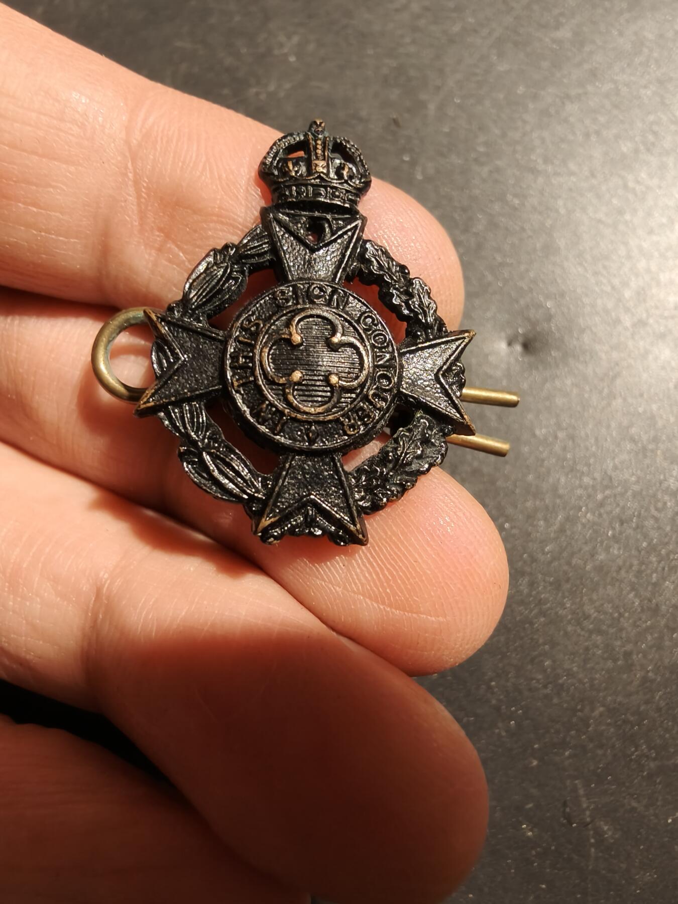 老王徽章第181期 英国皇家陆军牧师部帽徽    一战时期