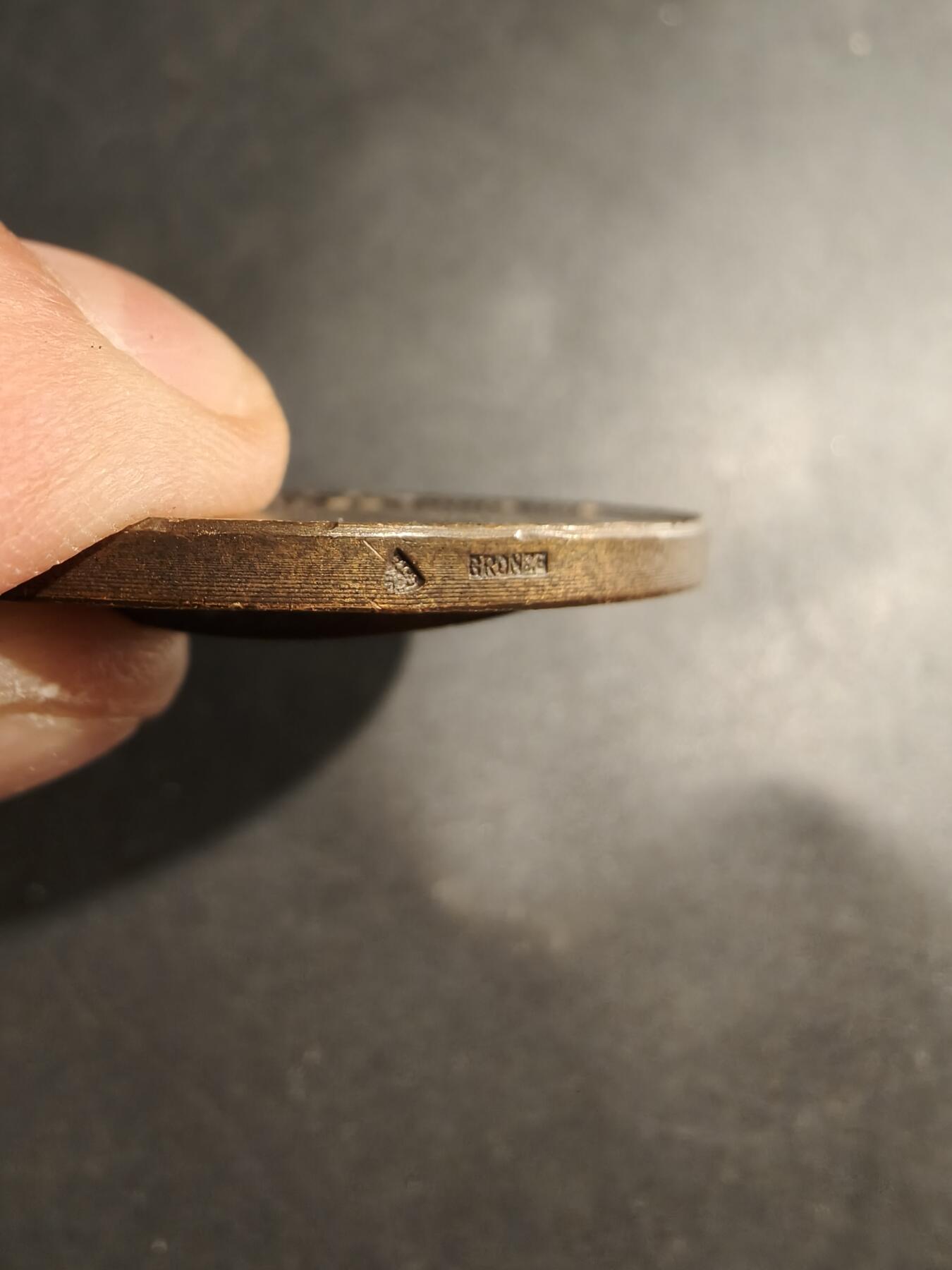 老王徽章第181期 法国青年运动会大铜章     直径50mm    重量58.5g