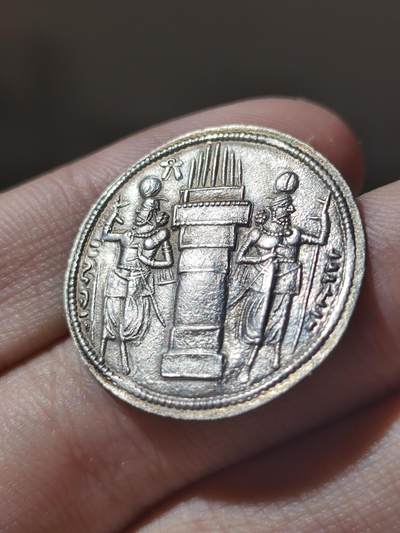 典藏精品！古波斯萨珊帝国瓦赫兰二世（全家福版）版式最多的统治者，以大版本分为全家福、夫妻、国王单独头像、父子不同冠版，此枚为全家福版，最为难得的是此枚币基本肉眼所见无弱打，高点细节俱全，毕业级品相