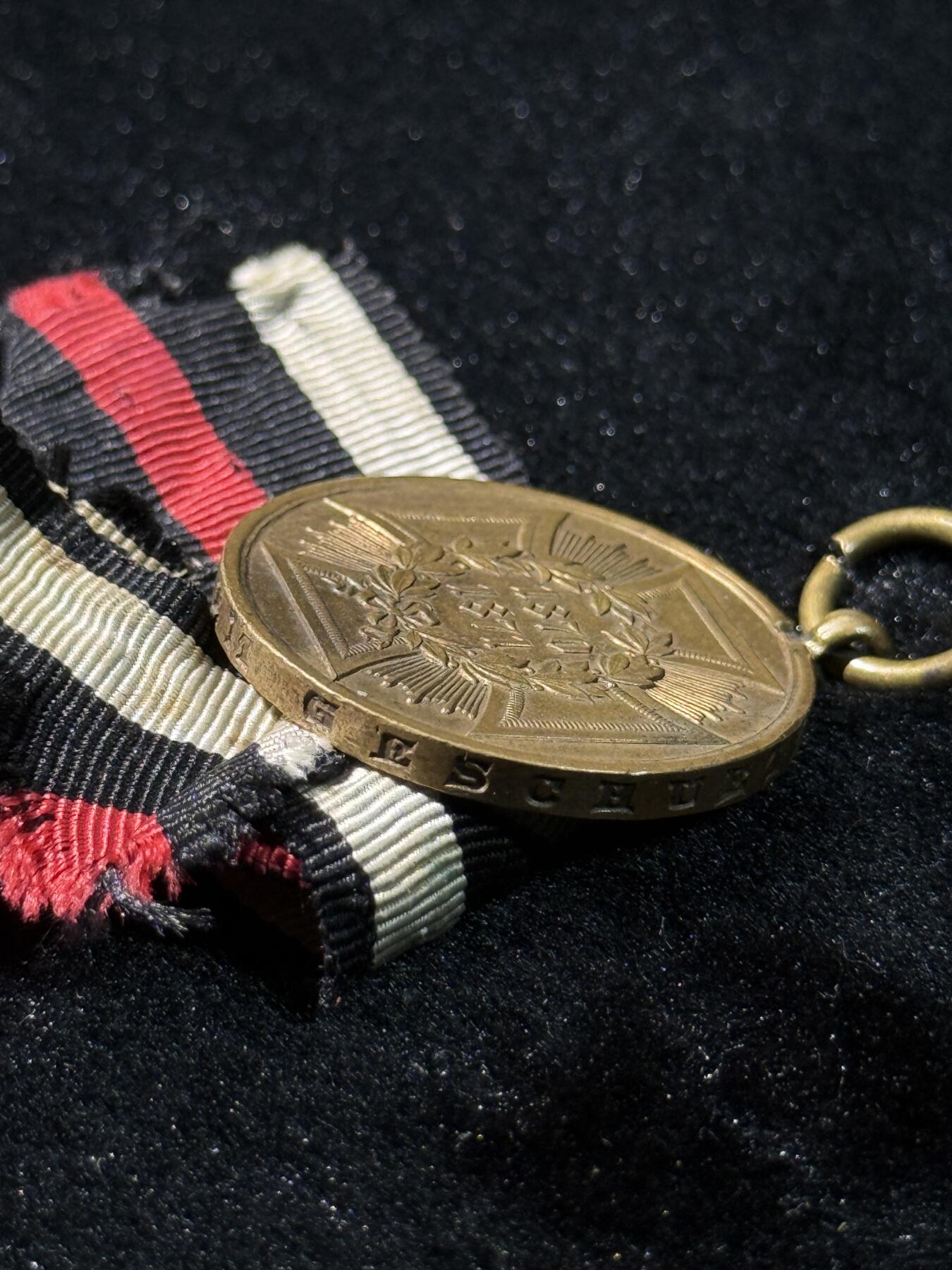 欢庆春节！戎马世界章牌大赏第111期春节大拍 普法战役奖章，铜制，绶带有损